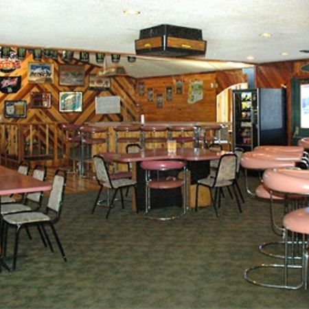 Zellar'S Village Inn Newberry Exterior foto
